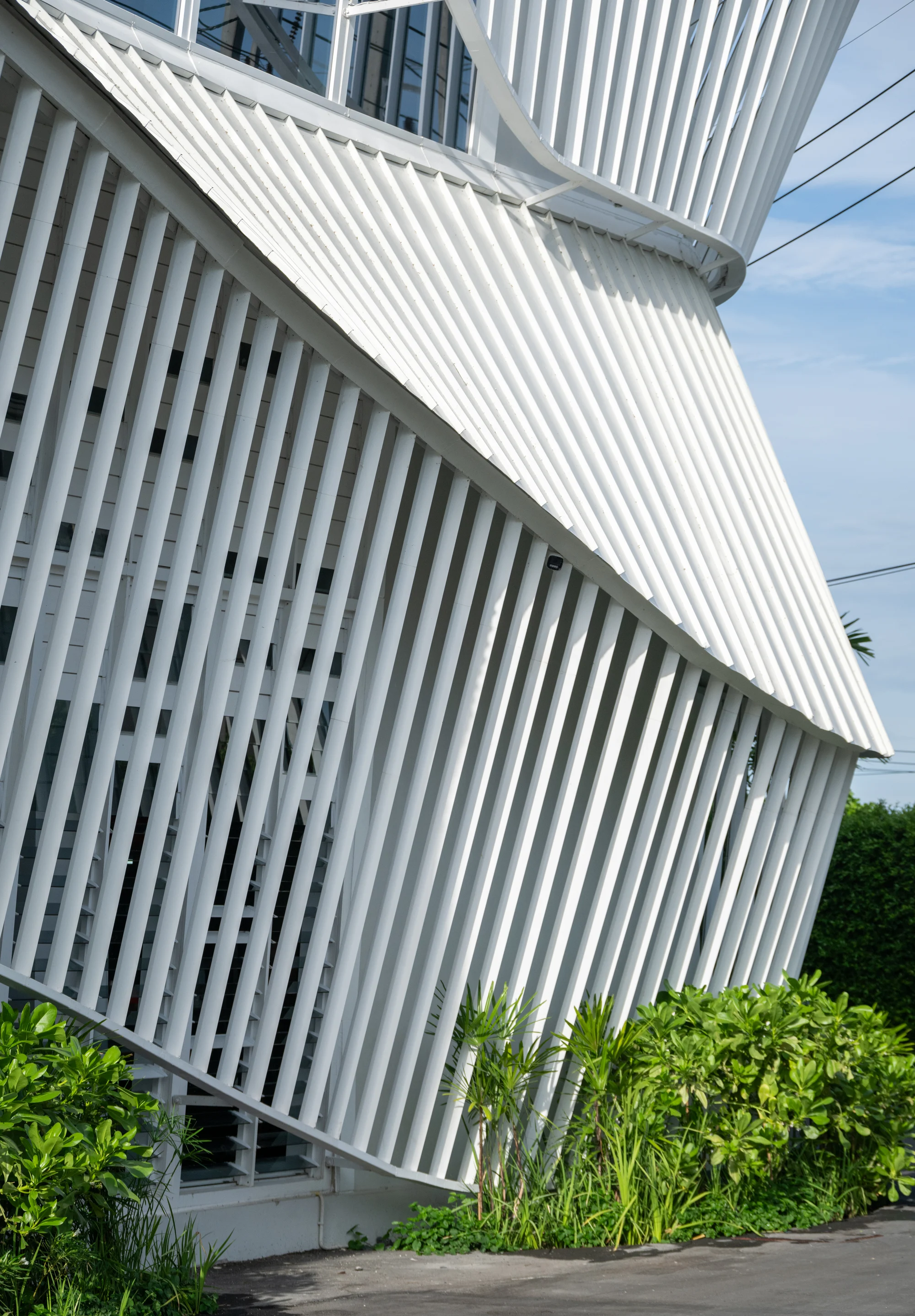 Slender facade members following the curve of the campus elevation